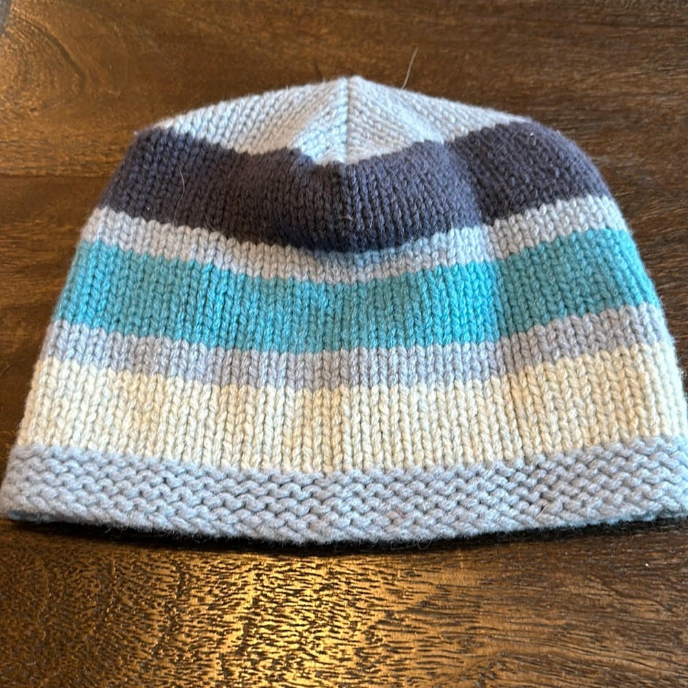 Gap knot hat